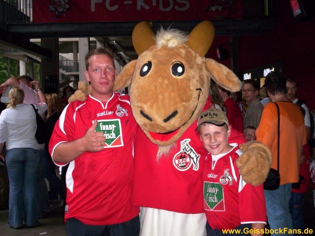 Alexander Freyer mit Sohn und Hennes-Maskottchen