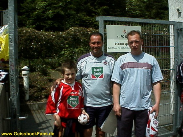 Alexander Freyer mit Sohn und Hennes-Maskottchen