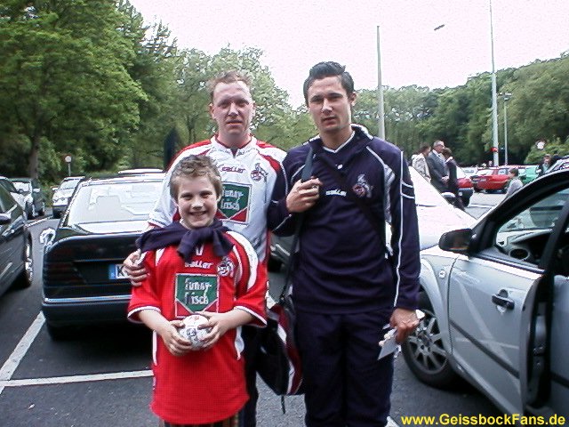 Alexander Freyer mit Sohn und Hennes-Maskottchen